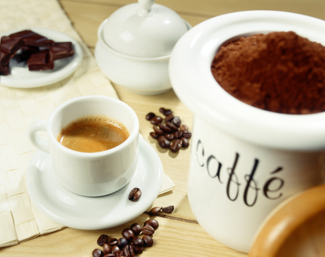 filiżanka espresso i świeżo zmielone ziarna
