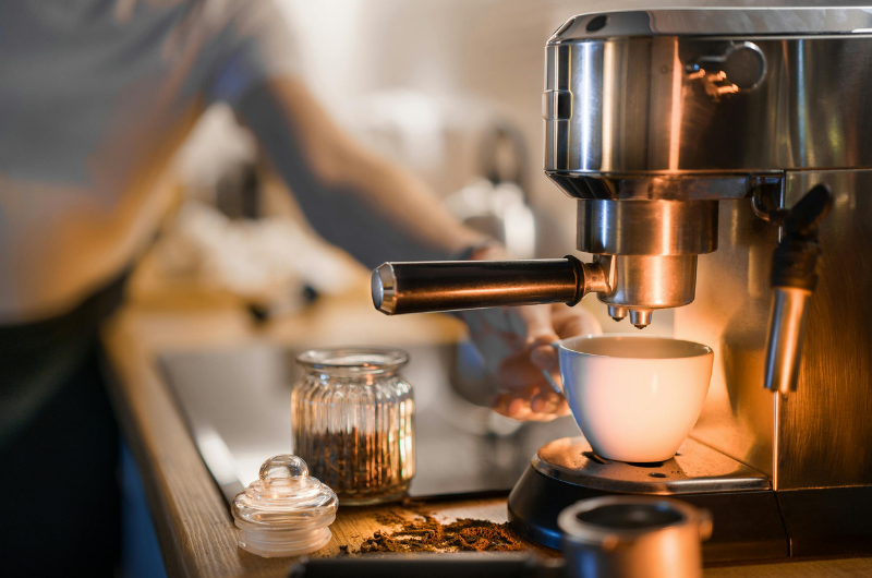 ekspres z filiżanką espresso