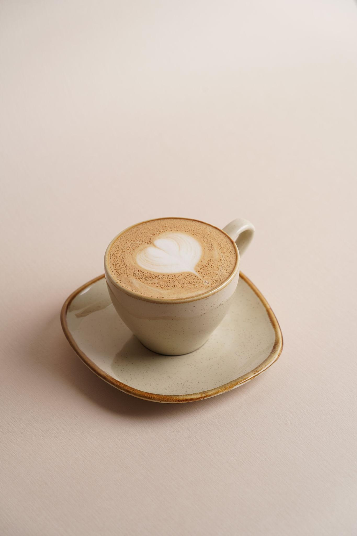 latte lub biała kawa z delikatną pianką